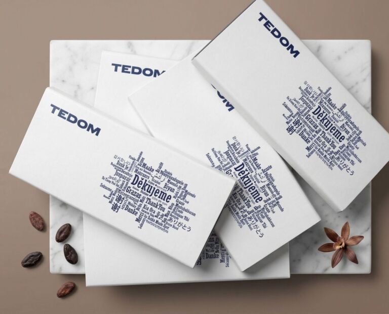 Reklamní mléčná čokoláda v dárkovém papírovém přebalu s logem TEDOM a nápisem Děkujeme v různých jazycích.